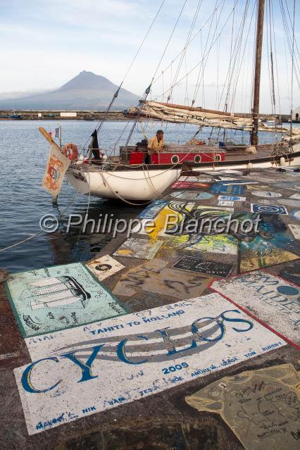 Portugal Acores 06.JPG - Portugal, Açores, île de Faial, Horta, mouillage d'un voilier dans la marina avec le volcan de Pico à l'arrière plan